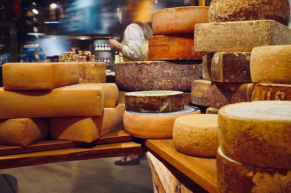 Comment découvrir les traditions de la fabrication de fromage en Suisse?
